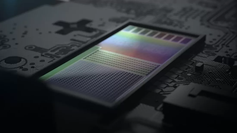 Senzor optičkog miša njegova je najbitnija komponenta, ali njegove performanse u bežičnim modelima ovise o drugim tehničkim značajkama, ponajviše o frekvenciji i stabilnosti komunikacije s prijemnikom