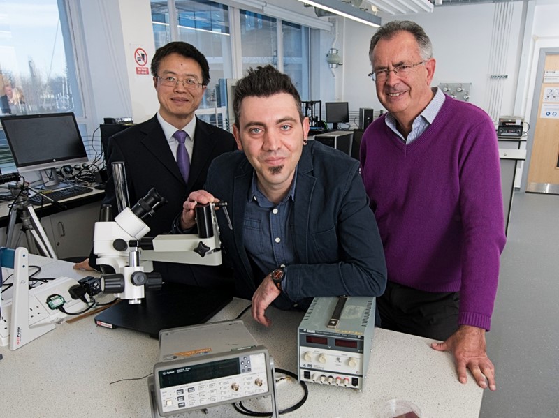 Profesor Fu (lijevo) sa suradnicima iz Sveučilišta u Newcastleu