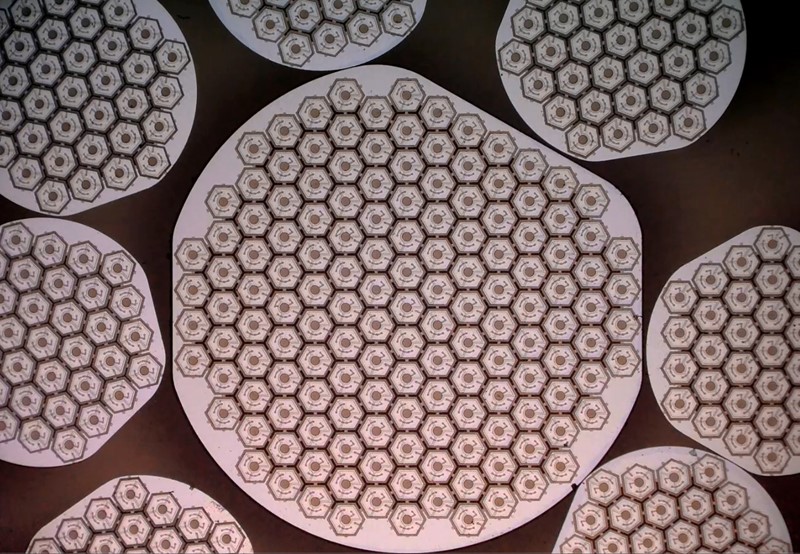 Sustav se sastoji od fotonaponskih zamjenskih fotoreceptora koji omogućavaju istovremeno korištenje središnjeg protetskog i perifernog prirodnog vida