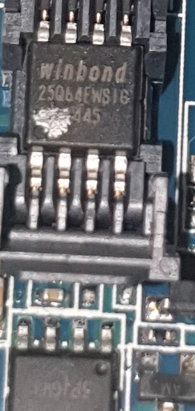 Winbondov čip na spornoj matičnoj ploči, koji je flashan pogrešnim BIOS-om (BIOS-om za drugu matičnu ploču), nakon čega matična ploča više ne radi