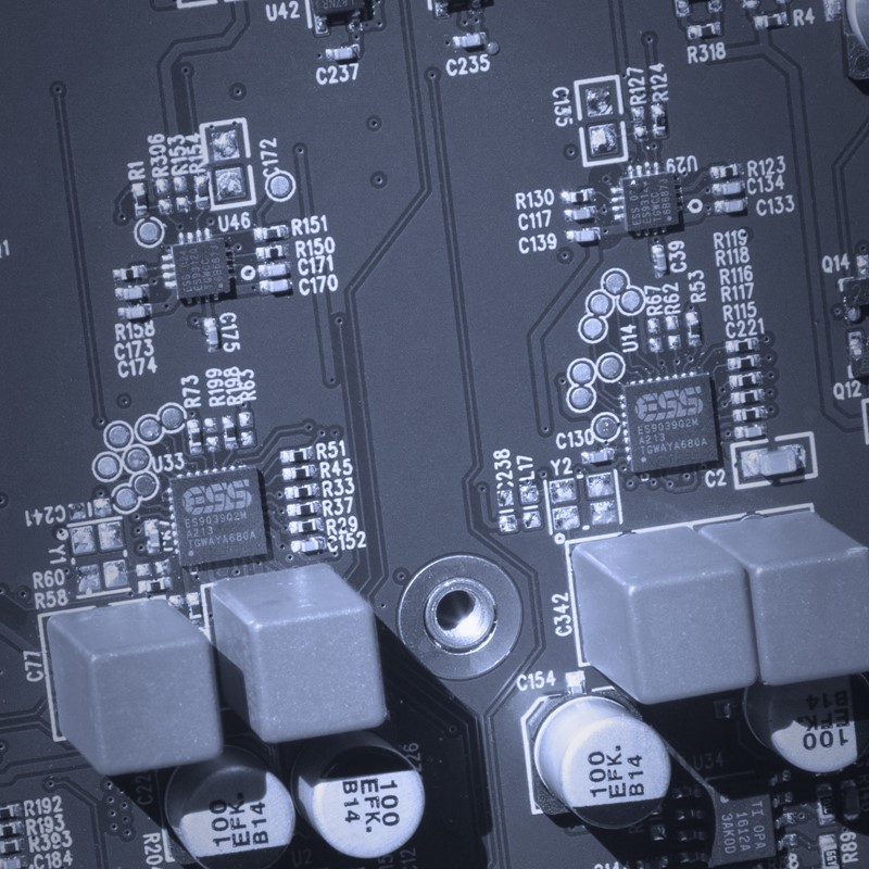 Balansirani izlazni XLR priključci na stražnjici Icona nisu samo šminka – uređaj je izveden u inherentnom dual-mono ustroju, na temelju ukupno dva vrhunska ESS9039Q2M čipa, po jedan za svaki kanal