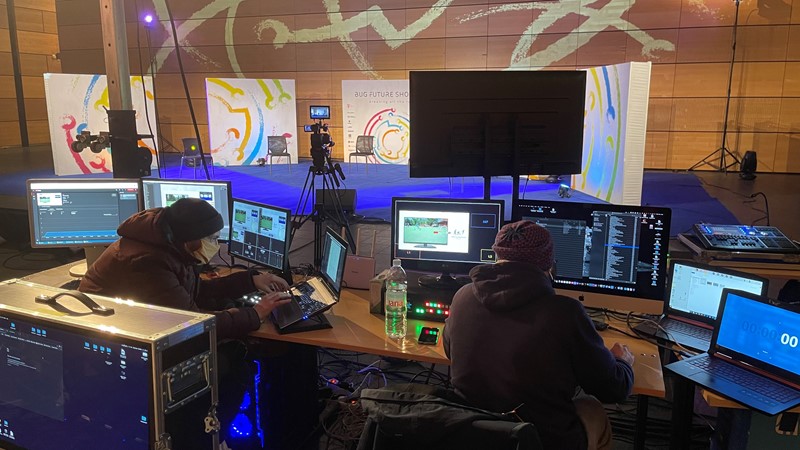 Režija Bug Future Showa bila je, zapravo, površinom veća i od raskošnog stagea odakle je emitiran program