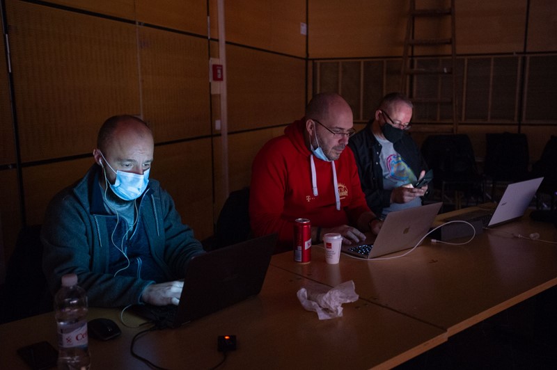 Pitanja publike, objave o BFS-u na portalu Bug.hr i chat tijekom održavanja programa, pratili su i održavali Sandro Vrbanus, Dragan Petric i Miro Rosandić