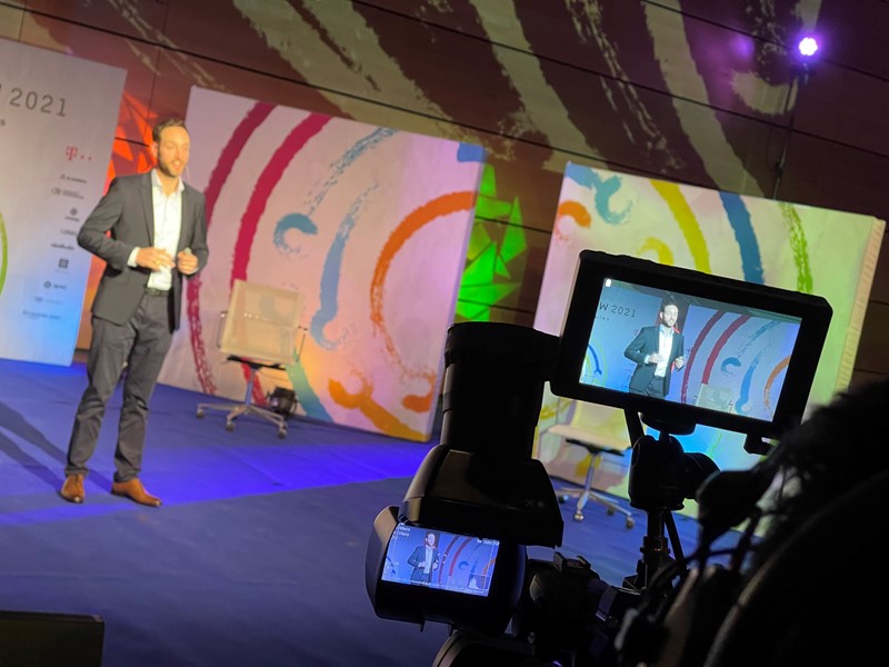 Sedam kamera korišteno je za snimanje i reprodukciju programa Bug Future Showa 2021 iz dva studija