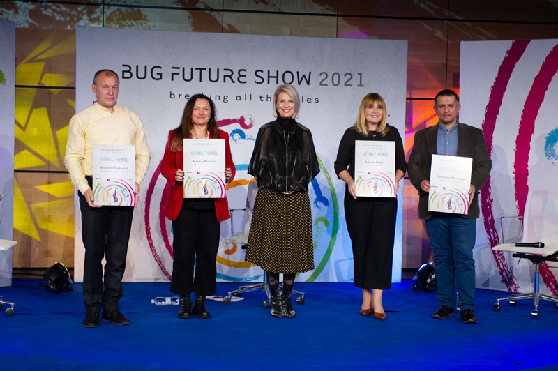 Peta generacija učitelja heroja, arhitekata boljeg svijeta, predstavljena je u suradnji s Algebrom. Oni su Alenka Miljević iz Osnovne škole braće Radića iz Bračevića, Arjana Blažić iz 9. gimnazije u Zagrebu, Tomislav Pavlović iz Osnovne škole Ludina iz Velike Ludine, i Vladimir Šoštarić iz Gospodarske škole u Čakovcu