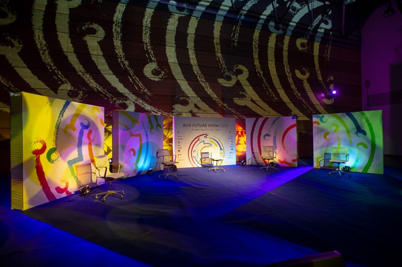 Spektakularni glavni studio Bug Future Showa izgrađen je kako bi užitak u live videoprijenosu bio što bolji i pamtljiviji, pa je događaj online pratilo oko 5.000 zaljubljenika u tehnologiju…