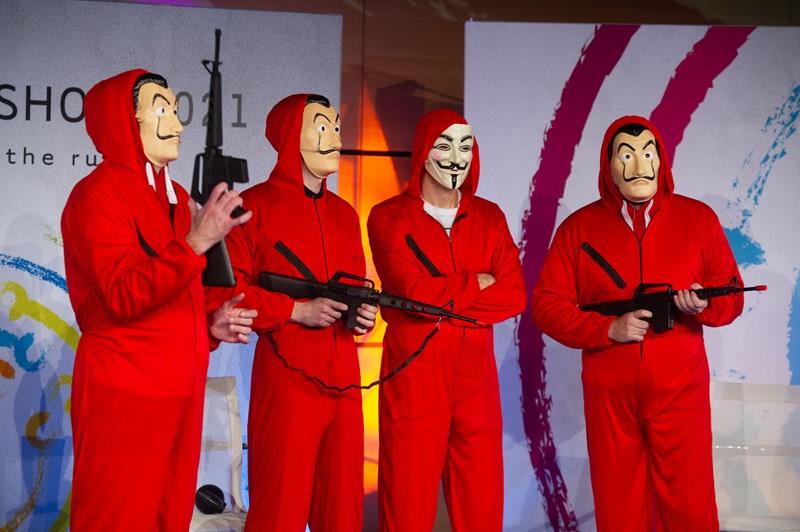 Ugledni razbojnici bili su voditelji predstavljanja tri najuspješnija startupa s Idea Knockouta, a pobjednički tim iz Codelaba došao je – također – preodjeven u pljačkaše, stvorivši dodatni kaos na pozornici…