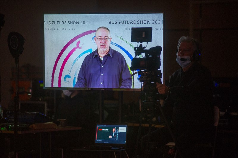 Miro Rosandić, glavni urednik Buga, pozdravio je, kao i svake godine, gledatelje BFS-a na samom početku programa