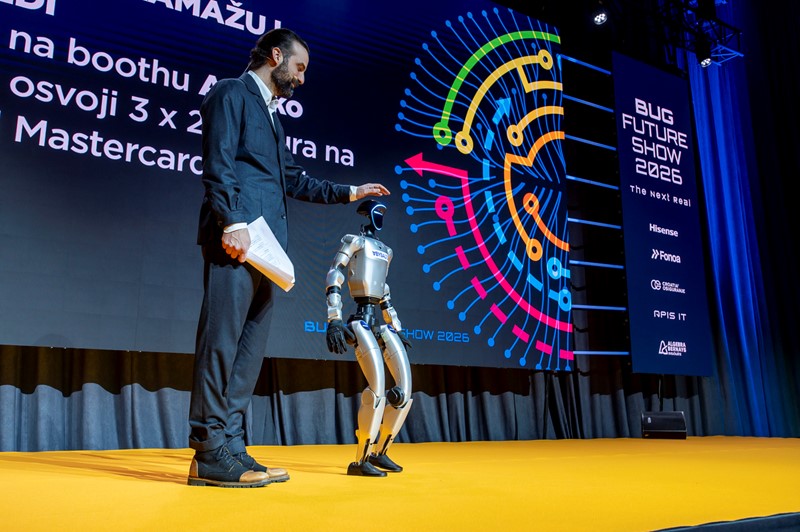 Program na glavnoj pozornici ponovno je rutinski vodio Ivan Šarić, a nakratko je imao i "pomoćnika" u obliku humanoidnog robota, predstavnika jedne od tehnologija koje su trenutačno "in"