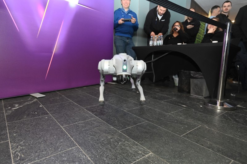 Abysalto je demonstrirao mogućnosti robotskih pomoćnika budućnosti, u humanoidnom i psećem obliku