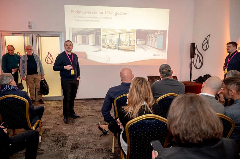 Franjo Piškur i Borna Fulgosi (Apis IT) objasnili su tehničke i infrastrukturne preinake koje omogućuju da današnji podatkovni centri udomljavaju AI sustave