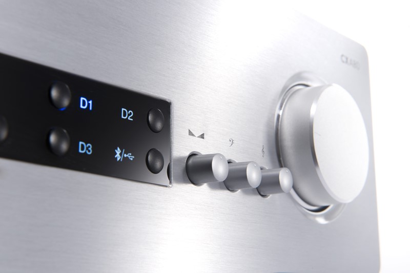 Kad pritisnemo neku od tri tipke pored kotačića za glasnoću, one iskaču van i "pretvaraju" se u potenciometre za balans kanala, bas i visoke frekvencije. Tipke lijevo od njih služe odabiru ulaza, ali i namještanju nekih postavki, poput deaktivacije automatskog isključenja pojačala nakon što nakon nekog vremena ne prima nikakav signal