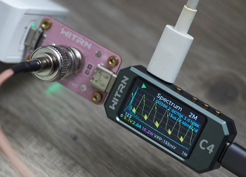 USB tester koji smo koristili WITRN C4 omogućuje mjerenje ripplea, pa čak i spektralni prikaz, no ipak smo se odlučili koristiti dobri stari osciloskop, radi fleksibilnosti i bolje preciznosti, samo što smo ovaj put, umjesto standardne sonde za osciloskop, koristili pločicu s posebnim adapterom za pristup naponskom vodu USB sučelja