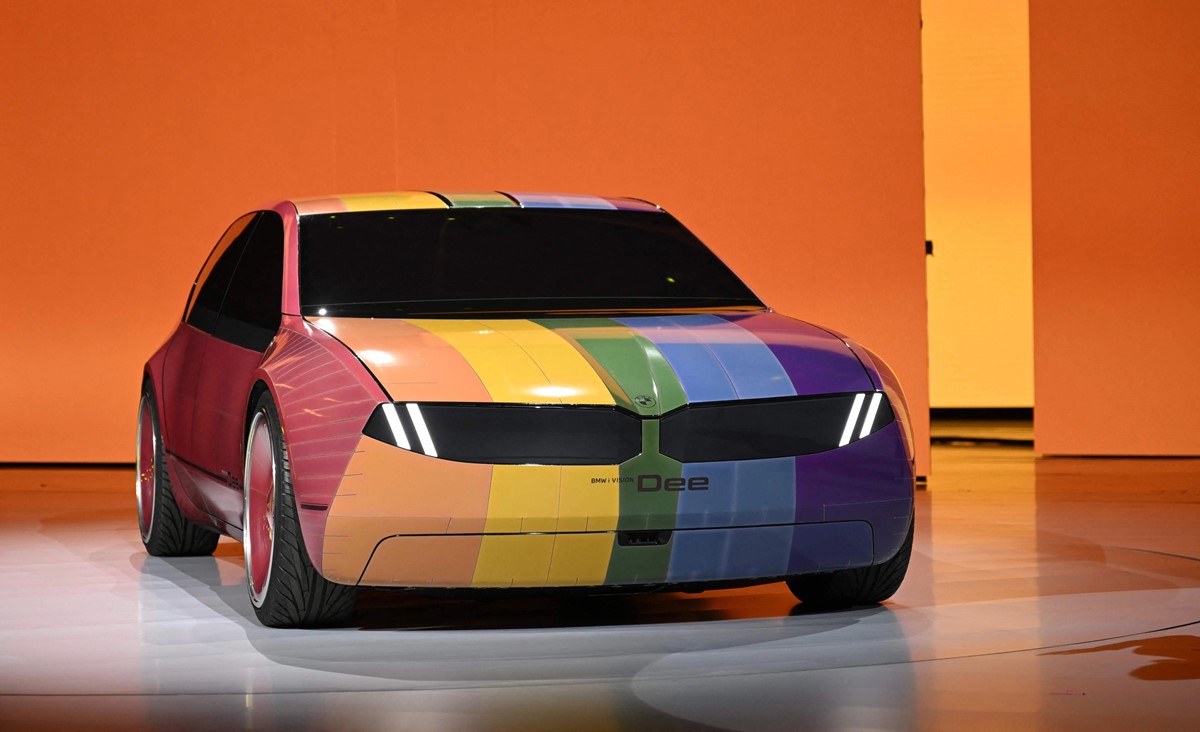 BMW koji mijenja boje bio je hit prošlogodišnjeg CES-a, no ovaj put ponovno je ukrao show mijenjanjem, ne samo boja, nego i uzoraka na karoseriji