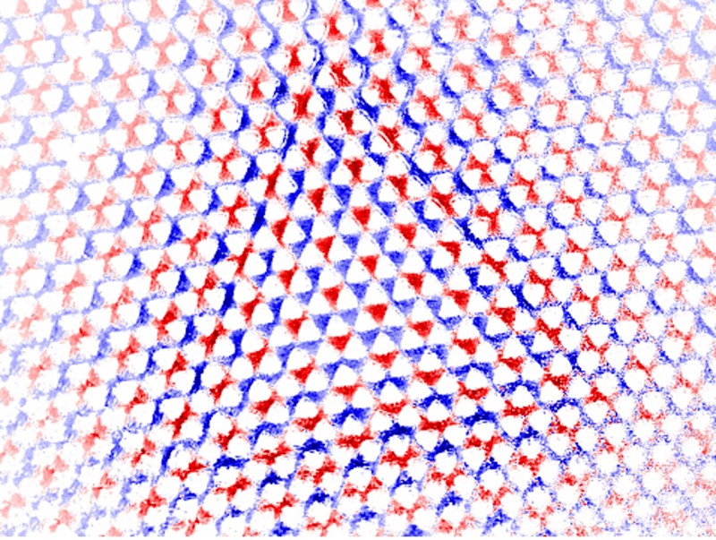 Uvećana membrana od silicijevog nitrida: crvena boja znači da se dio membrane pomiče prema gore, a plava da se dio pomiče prema dolje 📷 Albert Schliesser i Xiang Xi