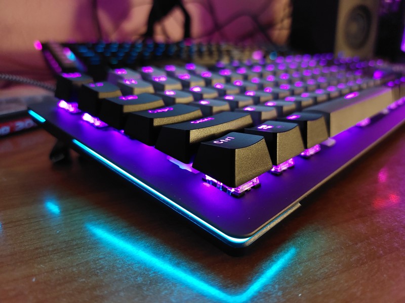 Vrlo zgodan detalj su osvjetljeni bokovi tipkovnice. Ove je LED-ice moguće konfigurirati odvojeno od tipki