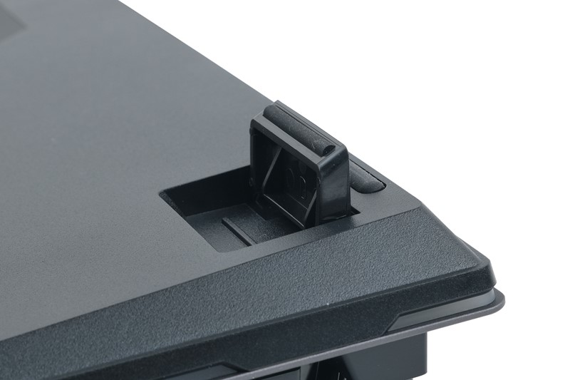 Kut tipkovnice prema korisniku moguće je podesiti s izvlačenjem nožica