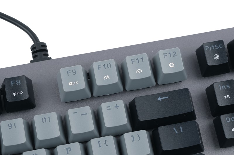 Sekundarna funkcija funkcijskih tipki jest upravljanje pozadinskim osvjetljenjem gornjeg dijela tipkovnice