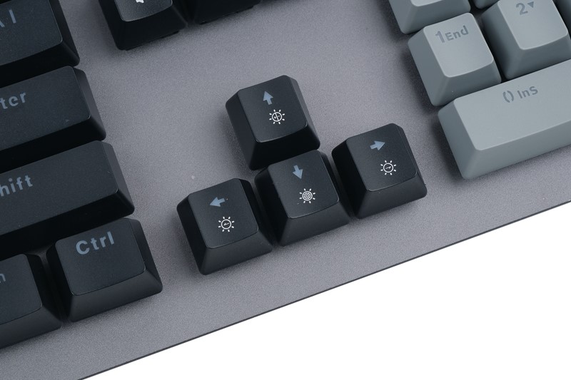 Dio tipki je crn, a dio siv. Sekundarna funkcija kursorskih tipki je upravljanje bočnim osvjetljenjem