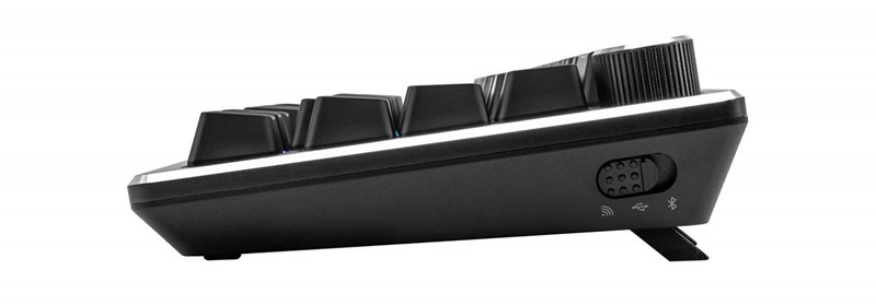 Pogled iz profila pokazuje da se radi o relativno visokoj tipkovnici, ali to nije problem za ergonomiju, pogotovo ako koristite priloženo odmorište za dlanove