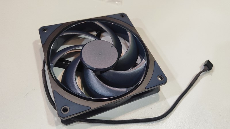 Isporučeni dodatni ventilator impresionirao nas je svojim performansama, ali dizajnerski se ne slaže s ostatkom hladnjaka