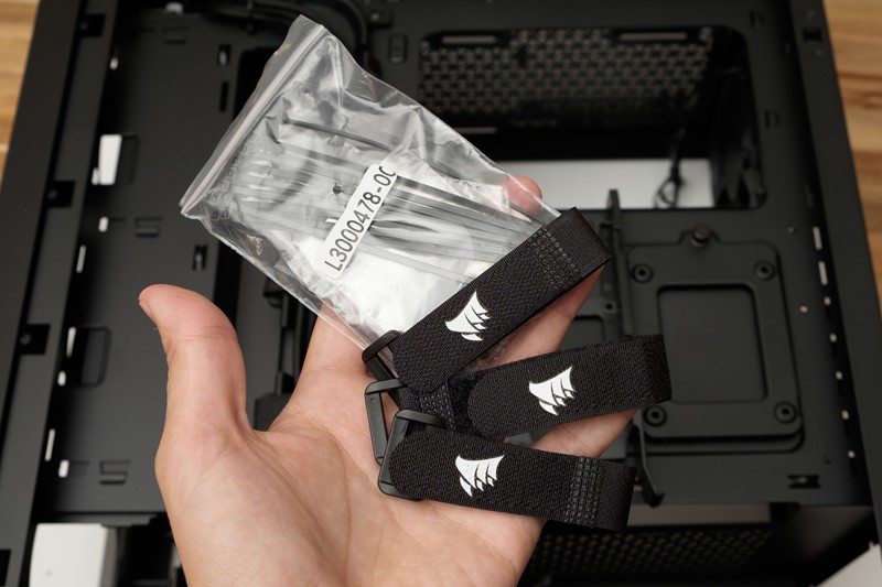 U sklopu pakiranja stiže kompleti različitih vijaka, desetak jednokratnih vezica za kabele te tri krupne čičak vezice