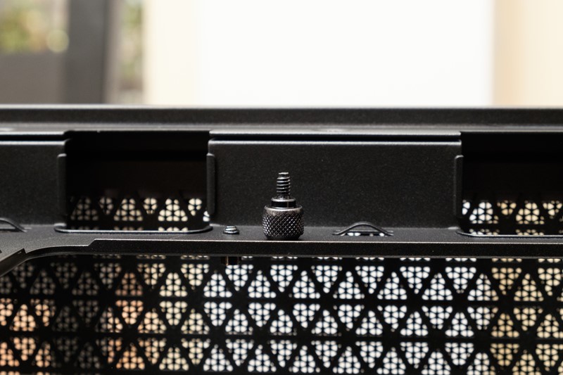 Dubina prostora za organizaciju kabela je vrlo dobra