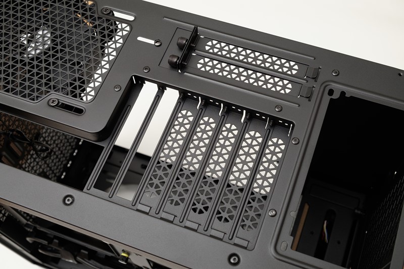 Kućište podržava ugradnju karticu zakrenutih za 90 stupnjeva