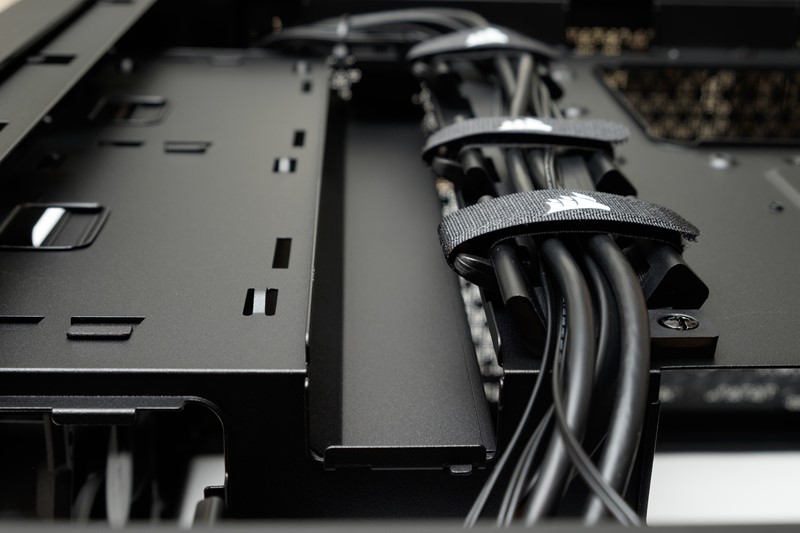 Dublji žlijeb služi kako bi kabele mogli izvaditi van prema matičnoj ploči