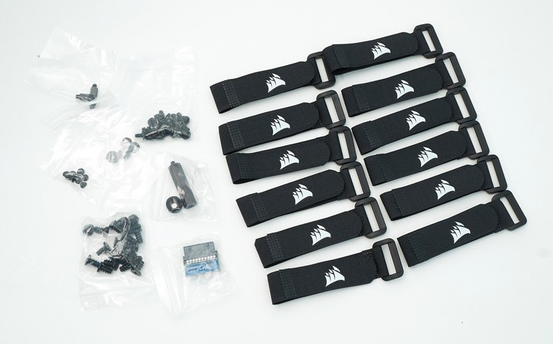 U dodatnoj opremi nalazi se čak 12 čičak vezica