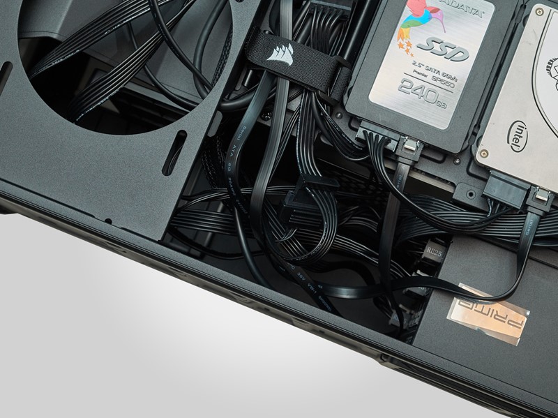 Prostor u koji ide kavez za diskove je u kombinaciji s duljim napajanjem vrlo nabijen s kabelima