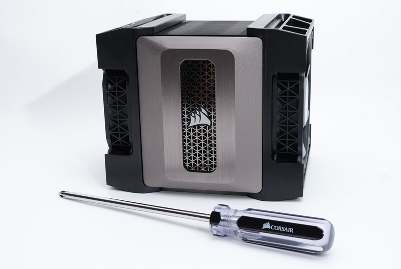 Način instalacije sličan je kao kod Noctuinih hladnjaka, što će reći da je potrebno koristiti dugačak odvijač. No dok Noctua isporučuje odvijač bez drške, Corsair je odlučio u pakiranje s A500 priložiti pravu stvar