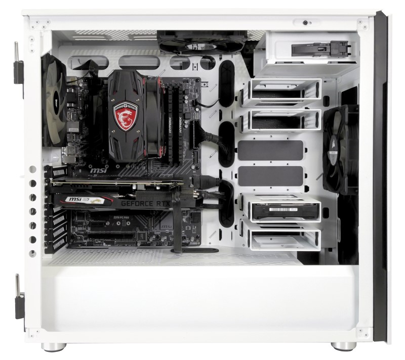 Pogled u unutrašnjost otkriva klasično ograđenu donju četvrtinu kućišta iza koje se kriju napajanje i diskovi, a u glavnom odjeljku ima i više nego dovoljno prostora za ubacivanje komponenti većih gabarita, kao i dodatnog mjesta za 3,5” diskove zahvaljujući ovim “visećim ladicama”