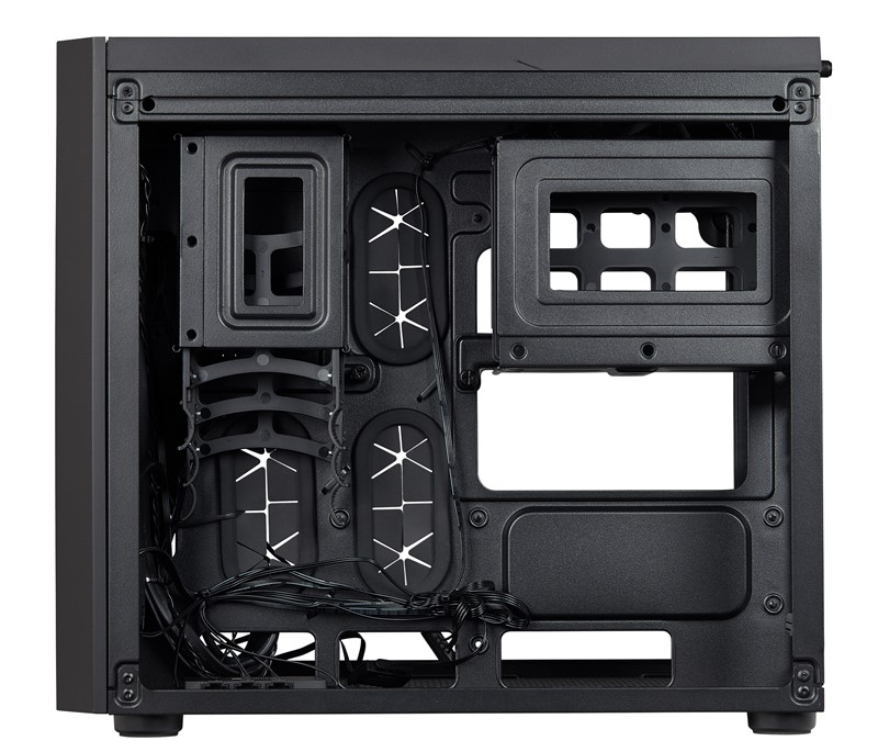 Golema komora iza matične ploče dovoljno je velika za lako organiziranje svih kabela. Kavezi za diskove mogu se skinuti radi lakše instalacije komponenti