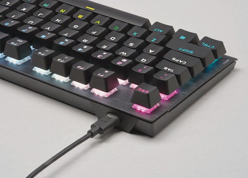 Brušeni aluminij na površini ploče olakšat će održavanje, kao i podignuti prekidači, koji se lako čiste