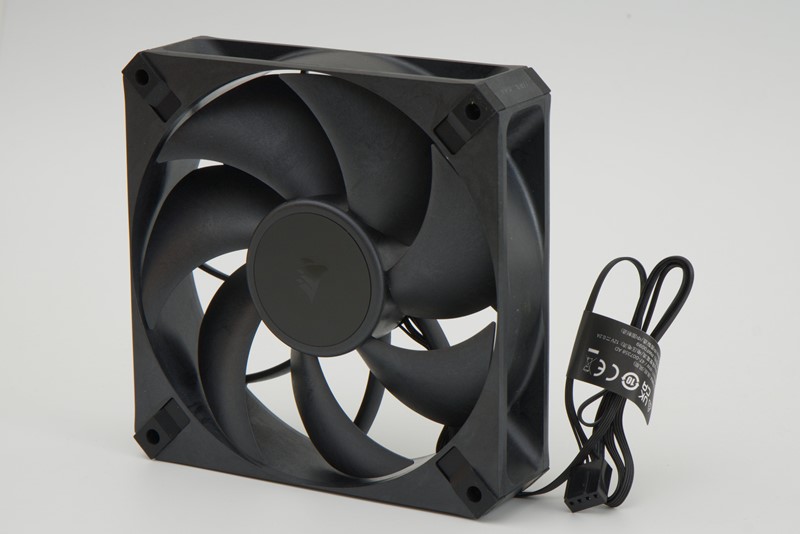 Ventilator ima klasični 4-pinski konektor, a kabel je vrlo tanak, i time dosta fleksibilan