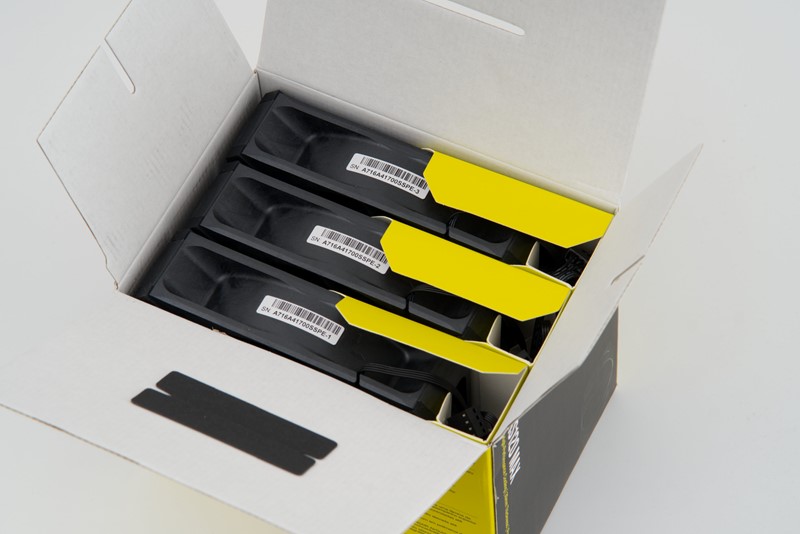 U paketu od tri ventilatora oni su poredani jedan pored drugog, svaki u svojoj kartonskoj "košuljici"