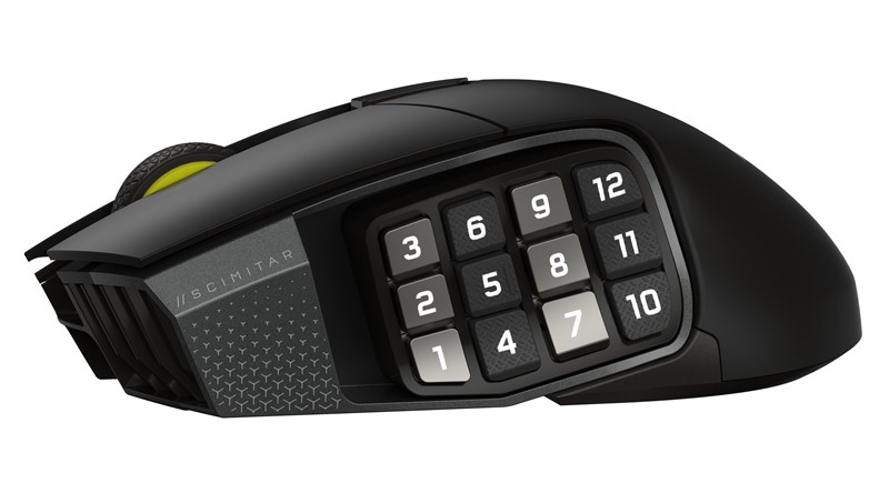 Modul s bočnim tipkama ima hod od oko osam milimetara, kako bi se što bolje prilagodio različitim veličinama dlanova i stilovima držanja. Bočne tipke pozadinski su osvijetljene