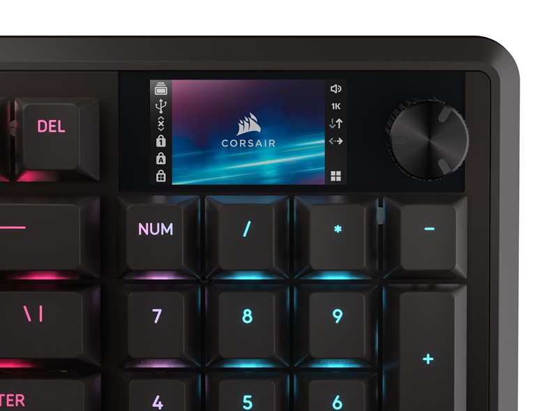 Ekran veličine 1,9 inča na trenutke može biti koristan, ali iz normalnog položaja sjedenja naprosto ga nećete vidjeti, jer će većim dijelom biti prekriven prvim redom numeričke tipkovnice