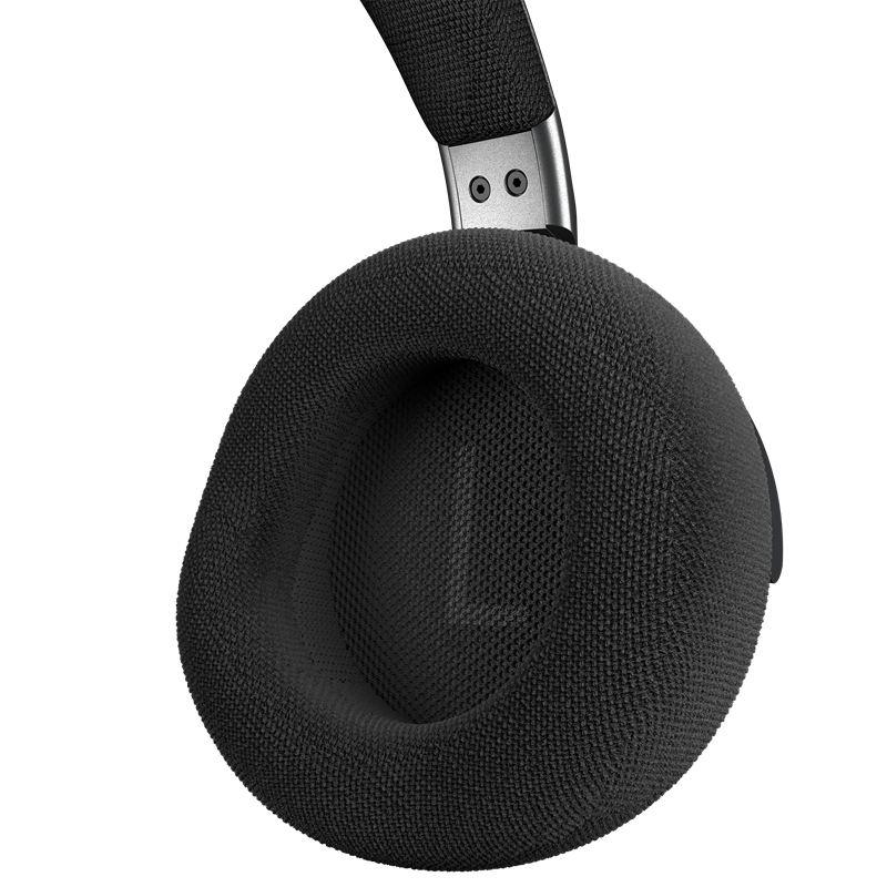 Slušalice posve okružuju uši, ali su neobično tanko podstavljene. Kad se to upari s relativno visokom bočnom silom pritiska te velikom masom uređaja, udobnost za velike glave postaje problematična