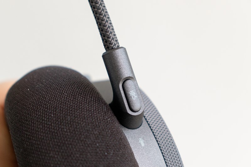 Tipka za utišavanje mikrofona nalazi se na mjestu gdje se on spaja s headsetom