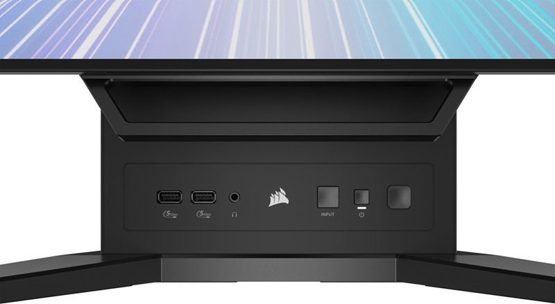 Sprijeda se nalaze dva od ukupno četiri dostupna 5-gigabitna USB Type-A konektora, kao i konektor za slušalice. Tu su i tipke za odabir ulaza, uključenje monitora te četverosmjerni joystick, kojim se navigira kroz OSD