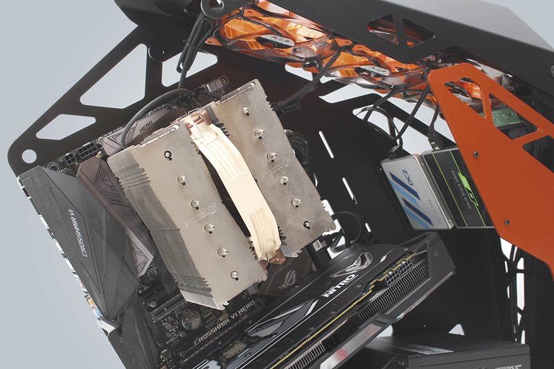 Conquer je vrlo neobično kućište prema svim aspektima, pa tako i prema načinu smještaja matične ploče