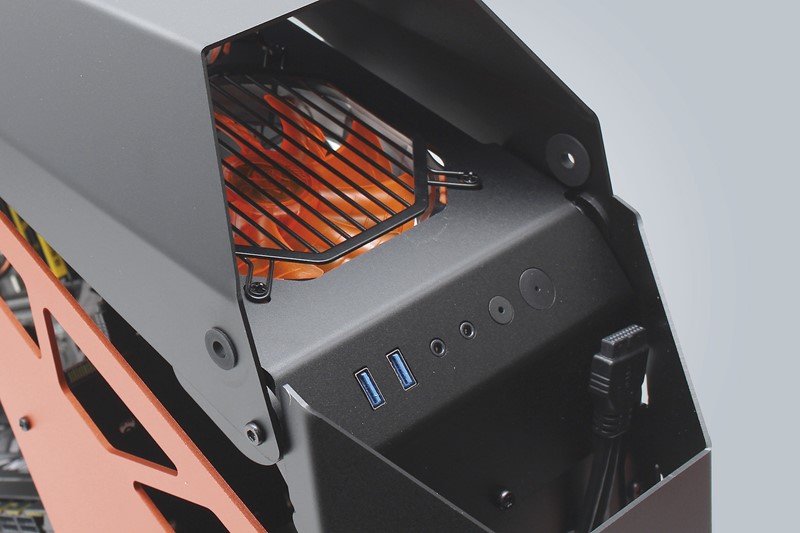 Prednji panel smješten je na uobičajenoj poziciji, a u ovom neobičnom kućištu, on je sasvim običan i samim time dosta skroman