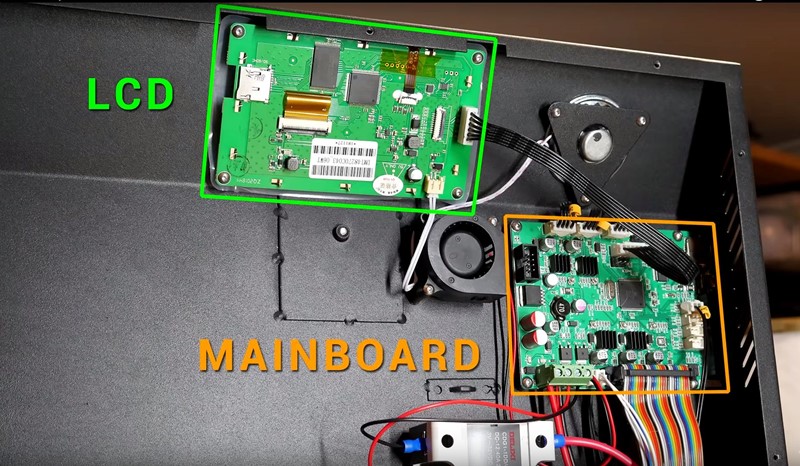 Dvije kontrolerske pločice – gornja je od LCD-a i flash se izvodi umetanjem SD kartice u utor, a donja je glavna ploča i nju flešamo preko USB kabela