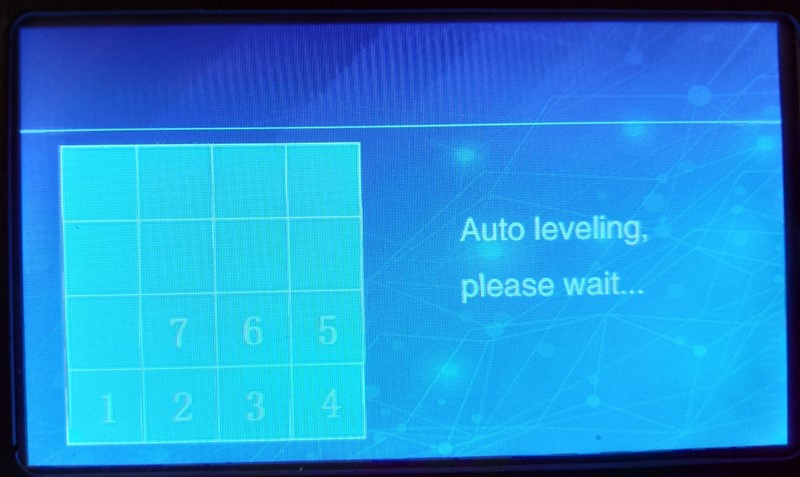 Za niveliranje ispisne podloge koristi se matrica od 4*4 polja, a međuvrijednosti do rezolucije pomaka se ekstrapoliraju. Radi besprijekorno