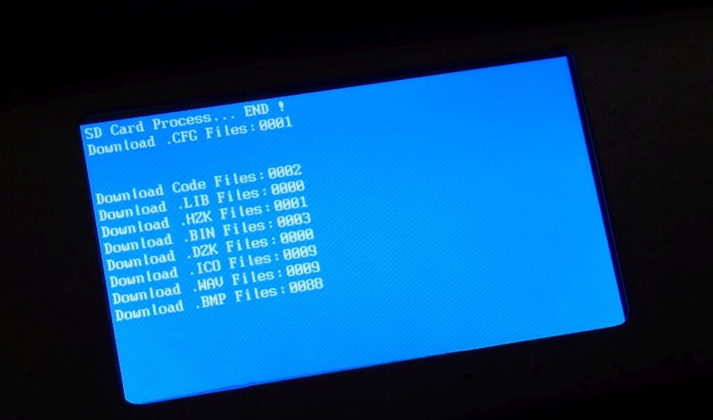 Flashanje LCD-a – s umetnutom SD karticom s odgovarajućim datotekama, upalimo pisač i čekamo da on sam obavi posao (traje oko 60 sekundi)