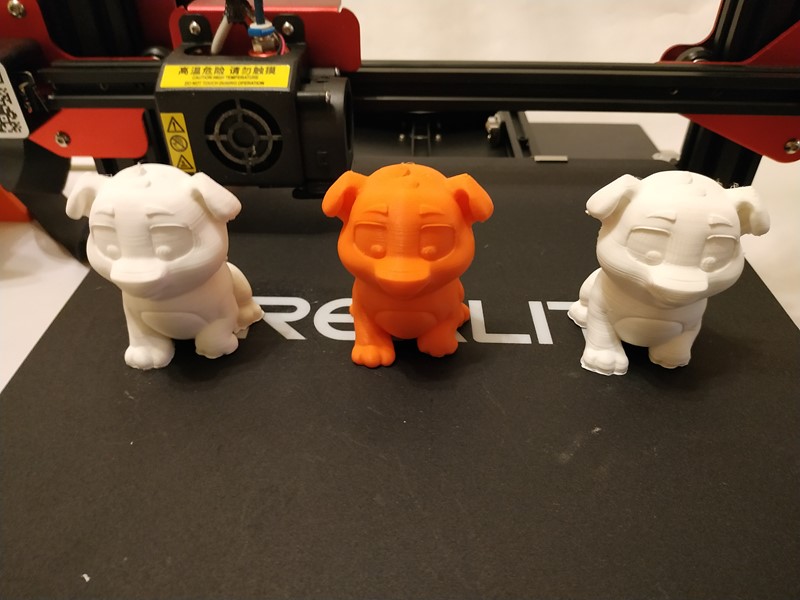 Model „psa“ koji dolazi s pisačem ispisuje se u 16-mikronskoj rezoluciji i s vanjskim nosačima (support), ovdje maknutim. Detalji i glatkoća su iznimni