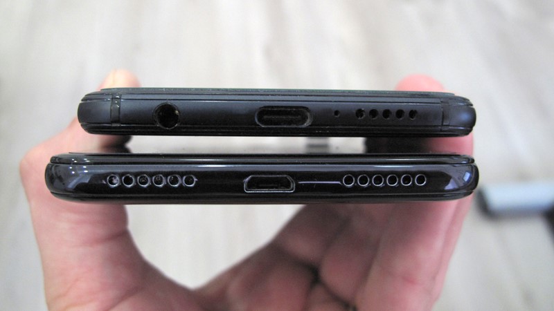 Huawei P20 Lite (gore) koristi USB Type-C priključak za punjenje i prijenos podataka, dok Cubot P20 (dolje) koristi stariji micro USB priključak