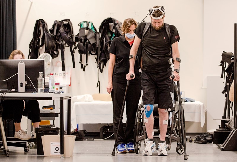 Digitalni most uključuje dva elektronička implantata: jedan na mozgu, drugi na leđnoj moždini 📷 EPFL